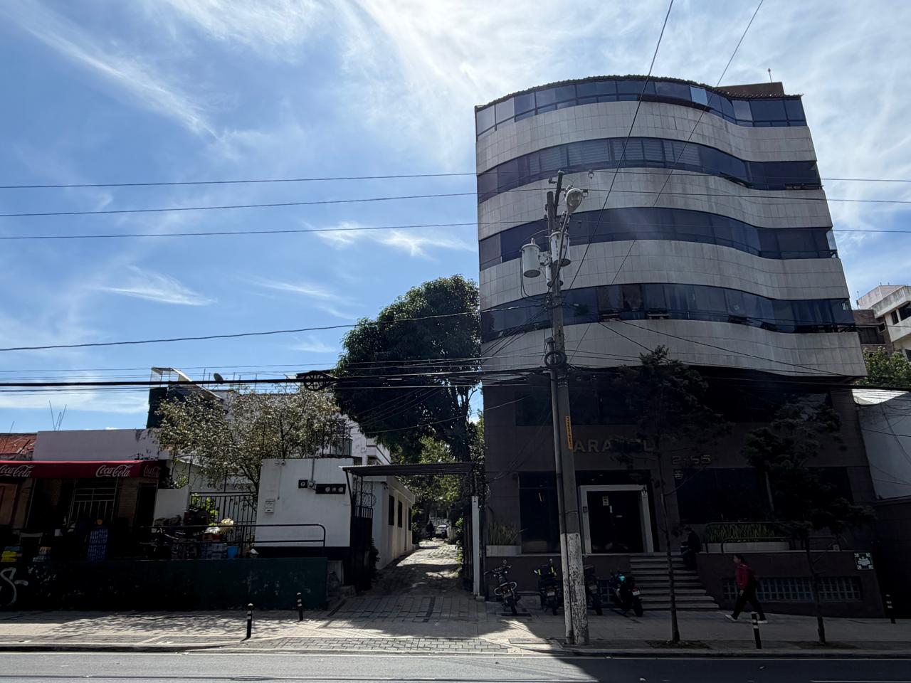 Callejón de ingreso entre la tienda y el edificio Caracol
